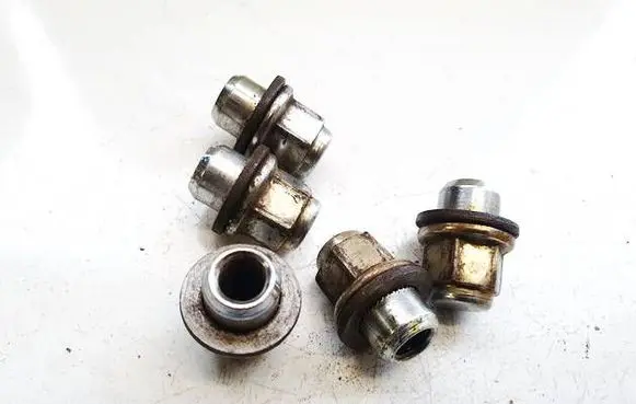 Toyota Avensis T270 Nuts/bolts 