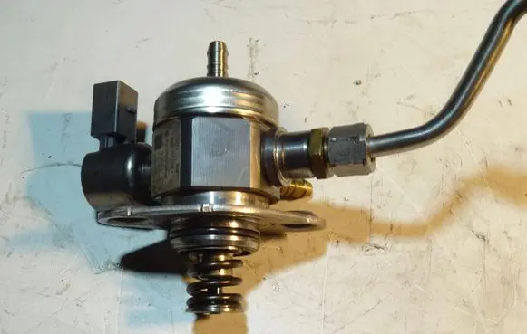 Audi A5 8T 8F Fuel injection high pressure pump 06K127025A