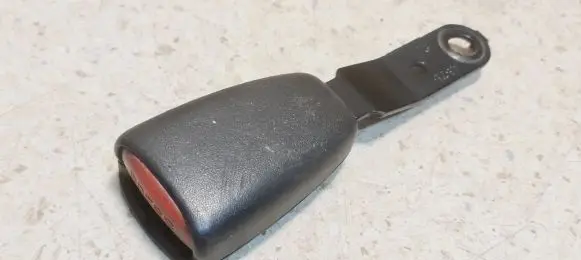Front seatbelt buckle