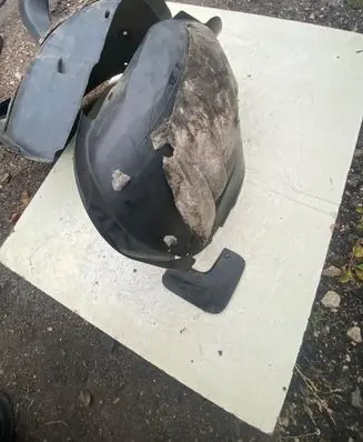 Front wheel arch liner splash guards