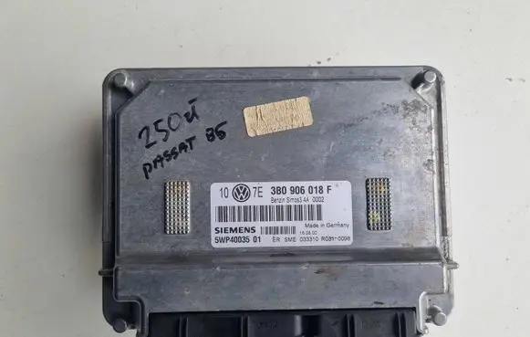 Volkswagen PASSAT B5 Engine control unit/module 3B0906018F