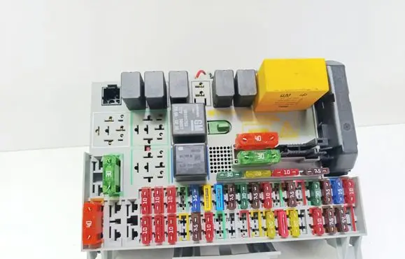 Opel Astra G Fuse module 90589965