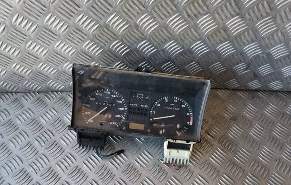 Volkswagen PASSAT B2 Speedometer (instrument cluster) 