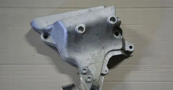 Volkswagen Polo V 6R Engine mounting bracket 04E199275J
