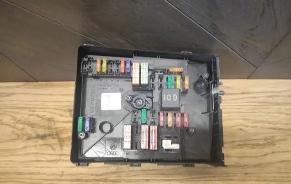 Skoda Superb B6 (3T) Fuse module 8L081214 1K0937118 8H081209