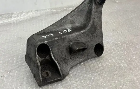 BMW 5 E39 Engine mounting bracket 6750441
