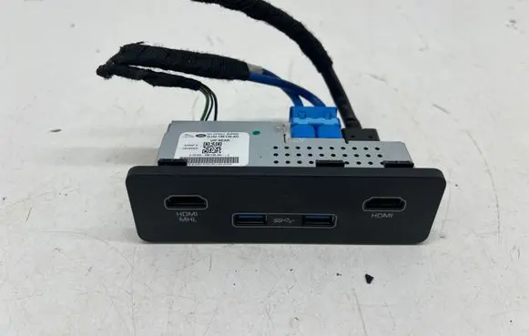Land Rover Discovery 5 USB socket connector GJ3219E130AD