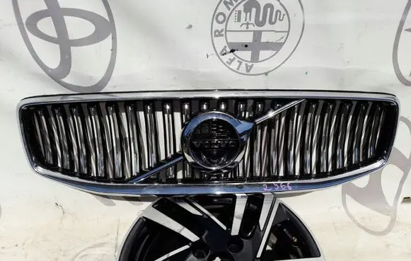 Volvo V60 Front bumper upper radiator grill 313230993
