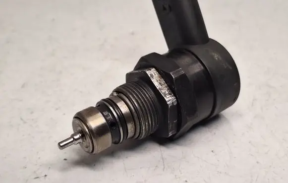 BMW 7 E65 E66 Fuel pressure regulator 0281002481 13537805733 13537788685