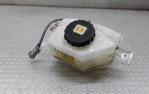 Lexus NX Brake fluid reservoir 