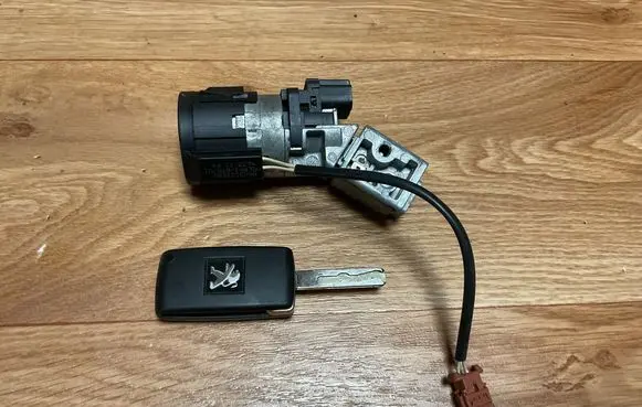 Peugeot Expert Ignition lock 9663123280