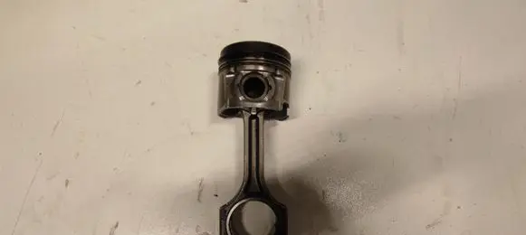 Hyundai Tucson LM Piston with connecting rod 