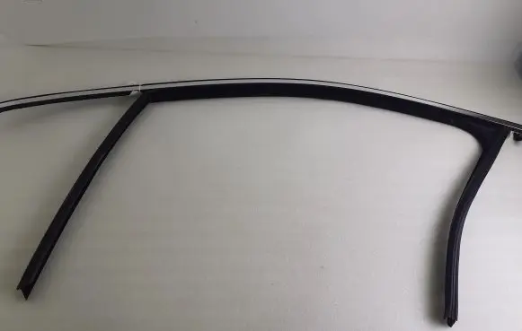 Porsche Cayenne (92A) Rubber seal front door window/glass 7P0837431H