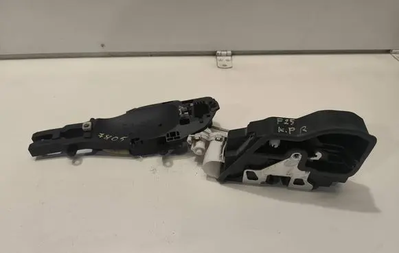 BMW X3 F25 Front door lock 7283627