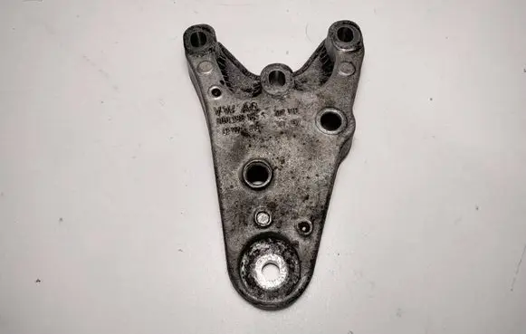 Volkswagen Polo IV 9N3 Engine mounting bracket 6Q0199185S 4M116 3007