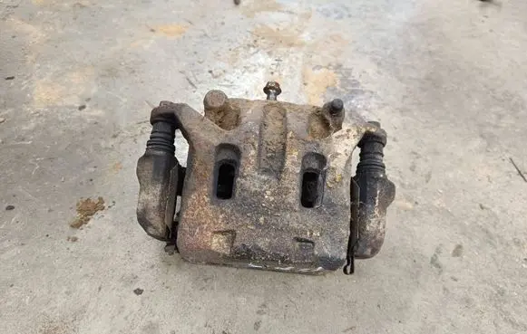 Nissan Navara D40 Front Brake Caliper Pad/Carrier 