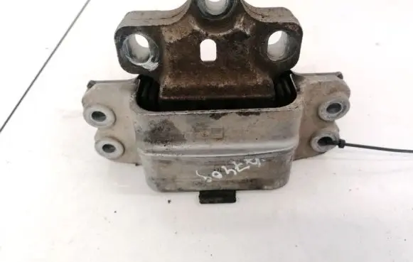 Volkswagen PASSAT B6 Engine mount bracket