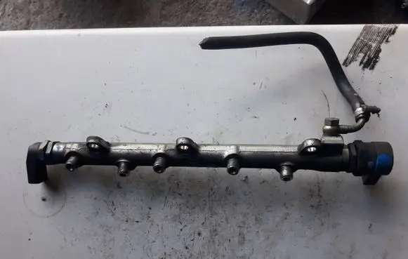 BMW 3 E90 E91 Fuel distributor 0445214030