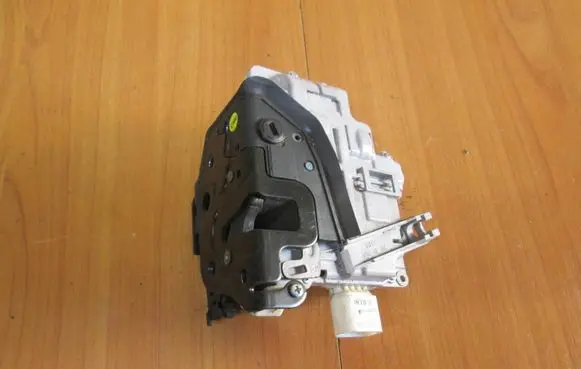 Seat Leon (1P) Rear door lock 1P0839015