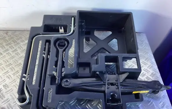 Lexus CT 200H Tool set 6477776010