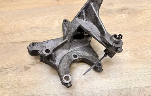 Renault Master II Power steering pump mounting bracket 