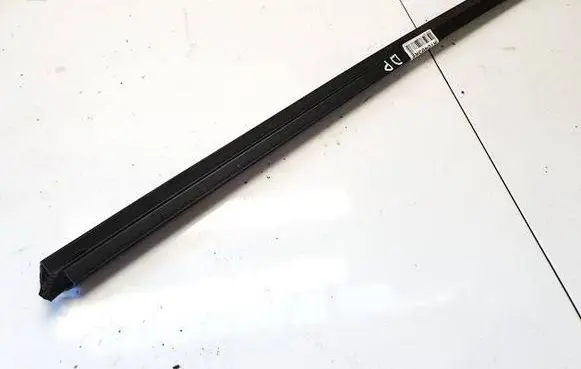 Skoda Fabia Mk2 (5J) Front door glass trim molding 5j0837479
