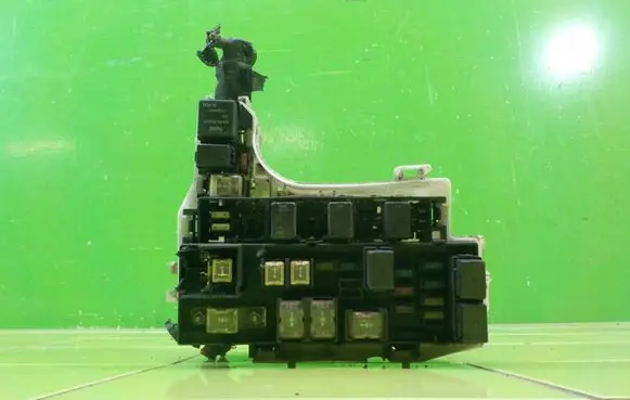 Subaru Impreza II Fuse box set 82241FE010 BEZPIECZNIKOW