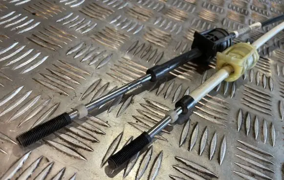 Opel Astra J Gear shift cable linkage 55576410