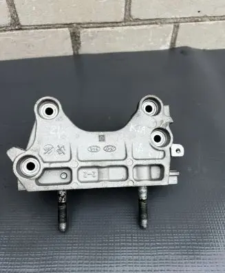 KIA Sportage Engine mounting bracket