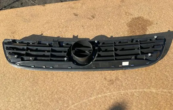 Opel Zafira A Front bumper upper radiator grill 90580685