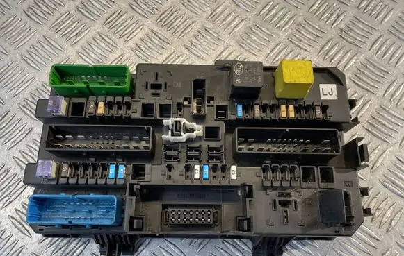 Opel Zafira B Fuse module 13268287 5DK00866925