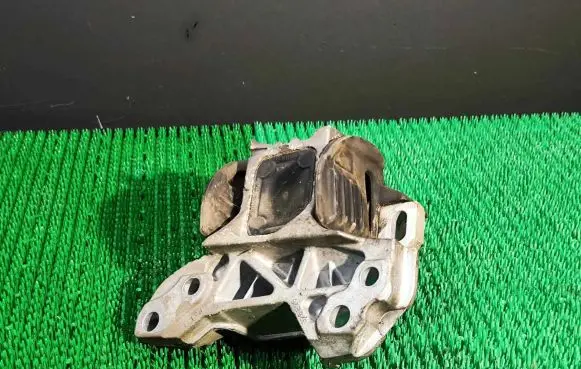 Peugeot 407 Engine mount bracket 326B96