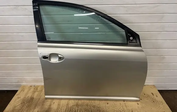 Toyota Avensis T250 Front door