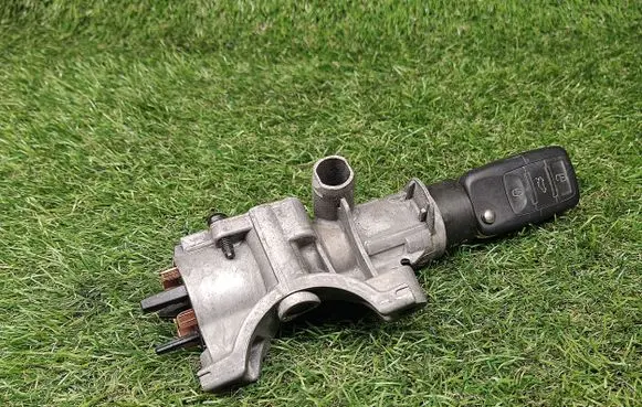 Volkswagen PASSAT B5 Ignition lock 4B0905851
