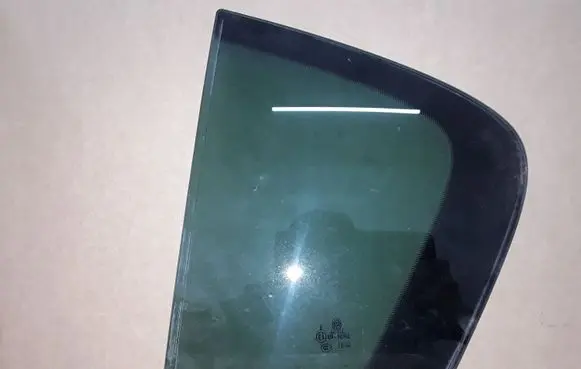 Volkswagen PASSAT B7 Rear vent window glass E643R007954 43R007954