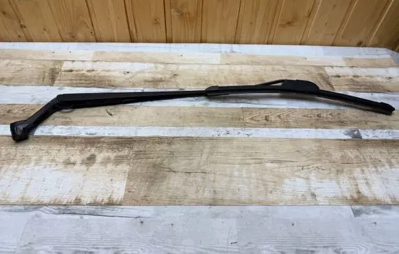 Toyota Avensis T250 Front wiper blade arm