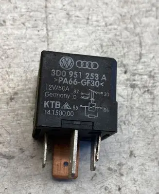 Volkswagen PASSAT B5 Other relay 3d0951253a