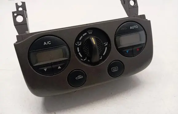 Nissan Primera Climate control unit 275109F600