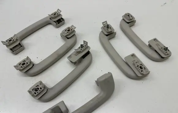 Land Rover Discovery 5 A set of handles for the ceiling 