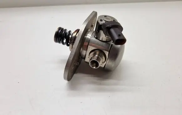 BMW X3 G01 Fuel injection high pressure pump 8631642