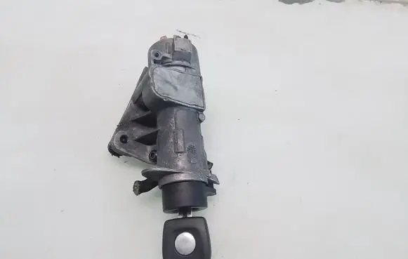 Volkswagen Golf IV Ignition lock 4B0905851C