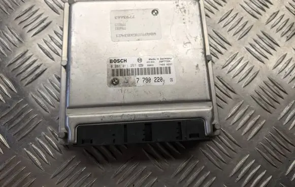 BMW 5 E39 Engine control unit/module ECU 7790220 28RTF334 0281011257
