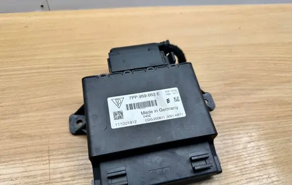 Volkswagen Touareg II Voltage converter/converter module 7PP959663E