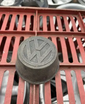 Volkswagen Golf I Original wheel cap 321601171A