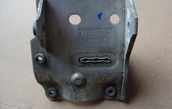 BMW 5 F10 F11 Radiator mount bracket 7186514