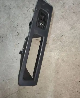 Volvo V50 Electric window control switch 8679477