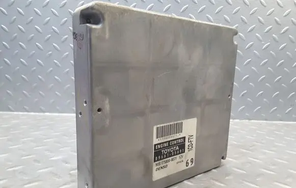 Toyota Avensis T250 Engine control unit/module 8966105691 1758008071 1DCFTV