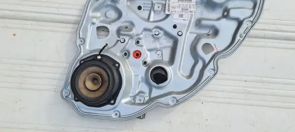 Rear window lifting mechanism without motor