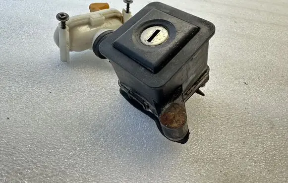 Volkswagen PASSAT B3 Tailgate exterior lock 357827571D