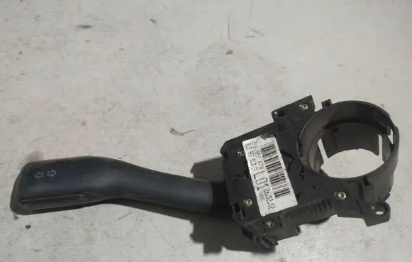 Volkswagen PASSAT B5.5 Indicator stalk 8L0953513G
